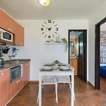 Private Solarium - Terrace & Views شقة